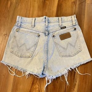 NWOT Wrangler cut offs! Size 29.